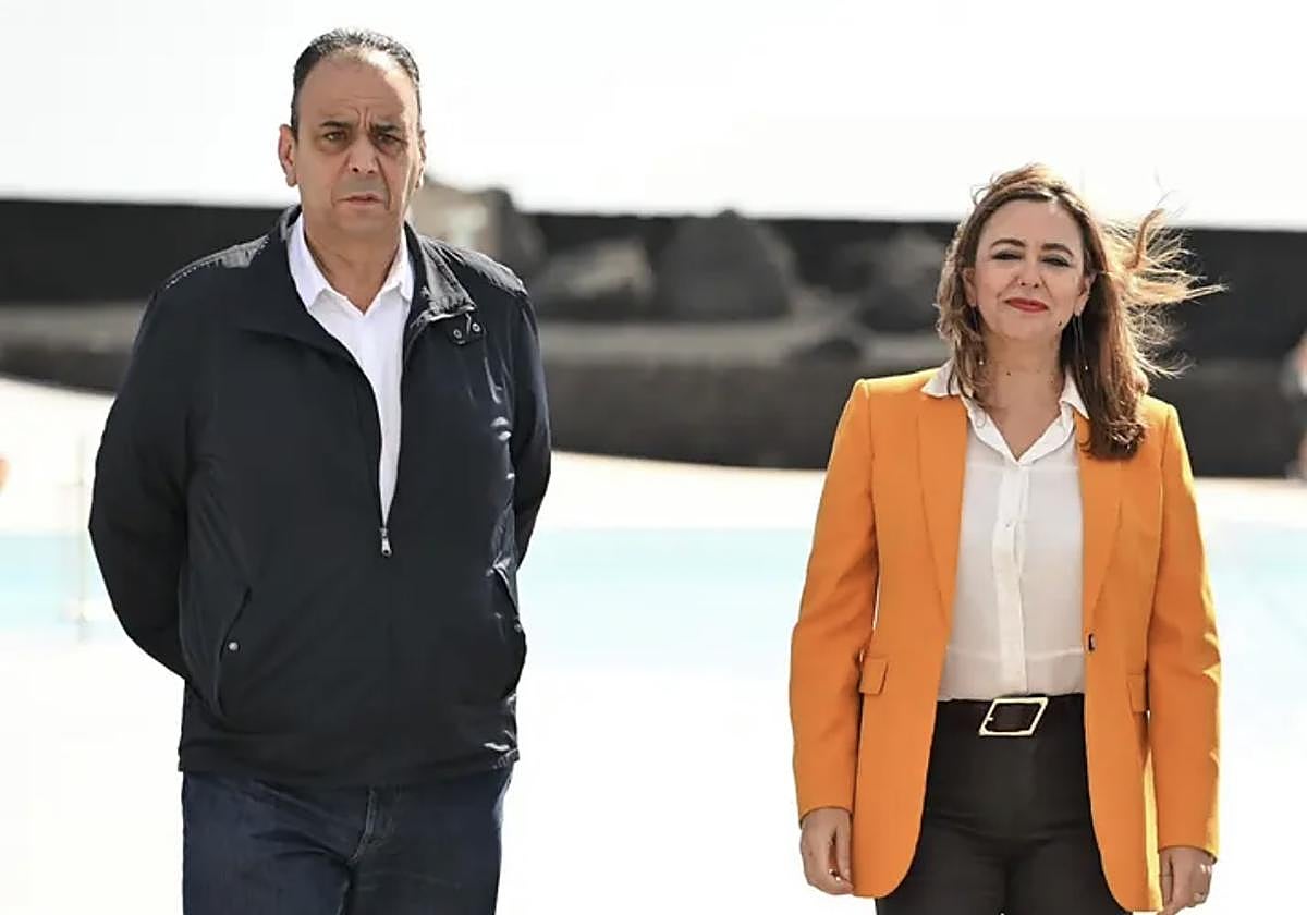 Andrés Stinga, junto con María Dolores Corujo, secretaria insular del PSOE.