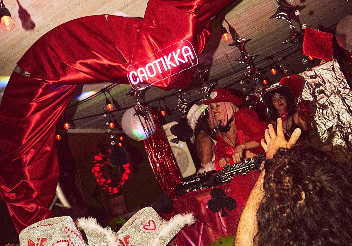 Julia Núñez, alias Supersonikka, pinchando música en una de las ediciones del festival Caotikka.