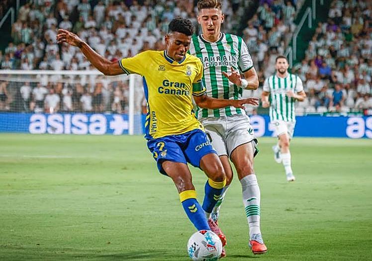 Marvin, que allevó el brazalete de capitán, en una acción de la primera mitad,