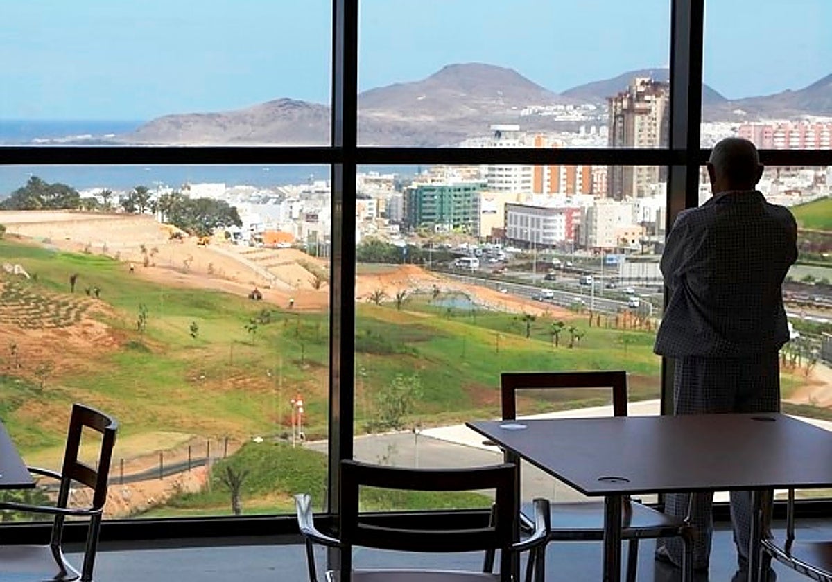 Paciente en una de las sala de familiares del centro hospitalario.