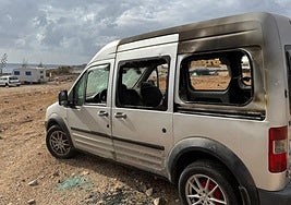 Vehículo vandalizado en el barrio.