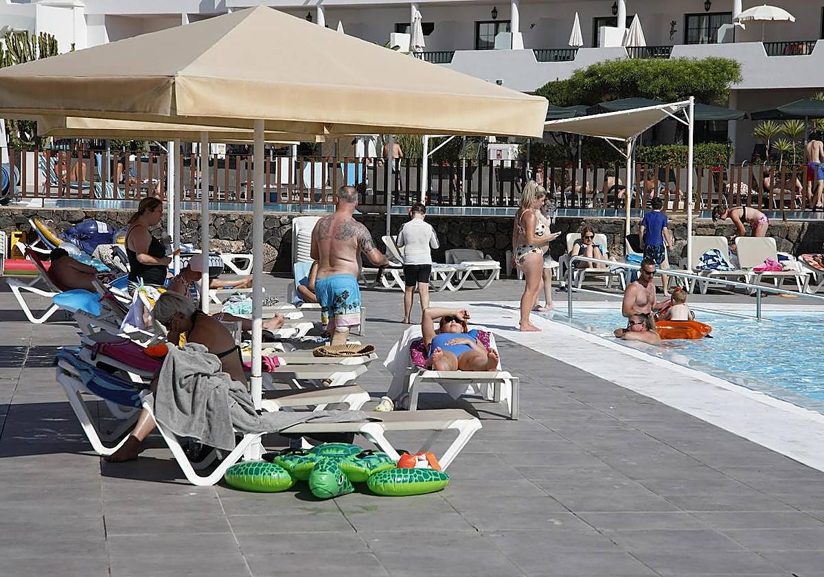 Huéspedes disfrutando en la zona de baño de un prestigioso hotel.