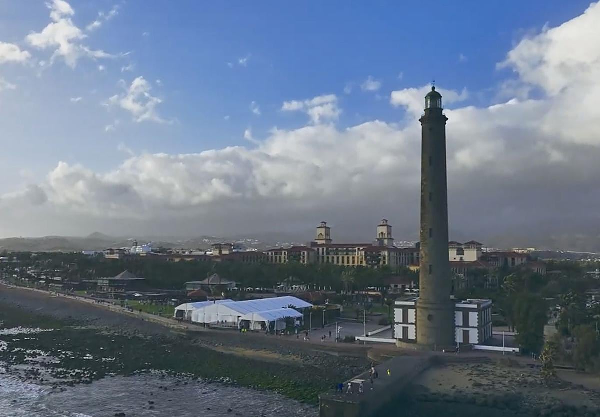 Vista desde el mar del Faro de Maspalomas y su entorno hacia Meloneras.
