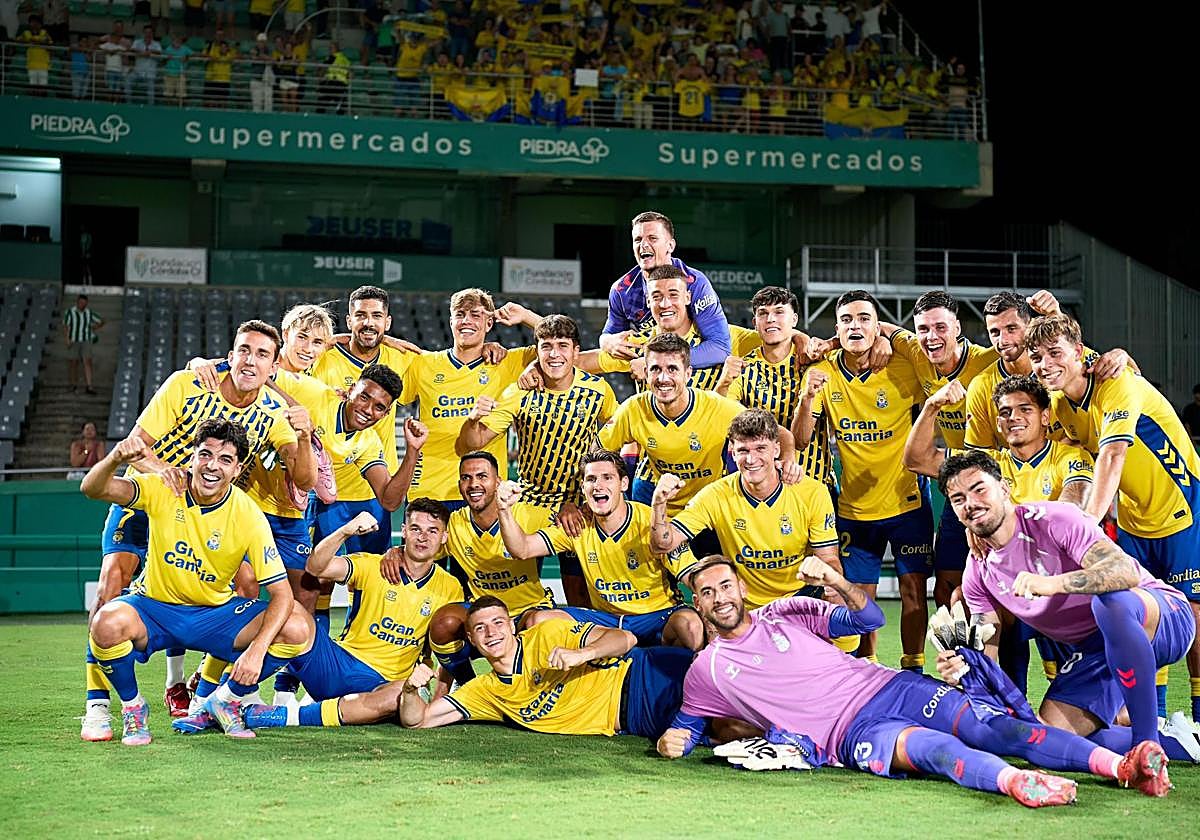 Los jugadores, festejando su triunfo en Córdoba.