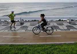 Imagen de personas haciendo ejercicio en la avenida Marítima de la capital grancanaria.