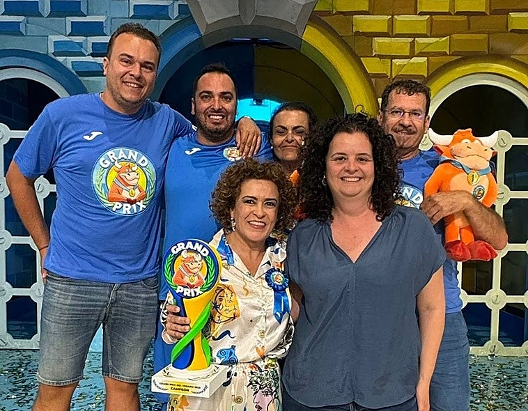 La alcaldesa de San Sebastián de La Gomera, Angélica Padilla, junto al equipo.