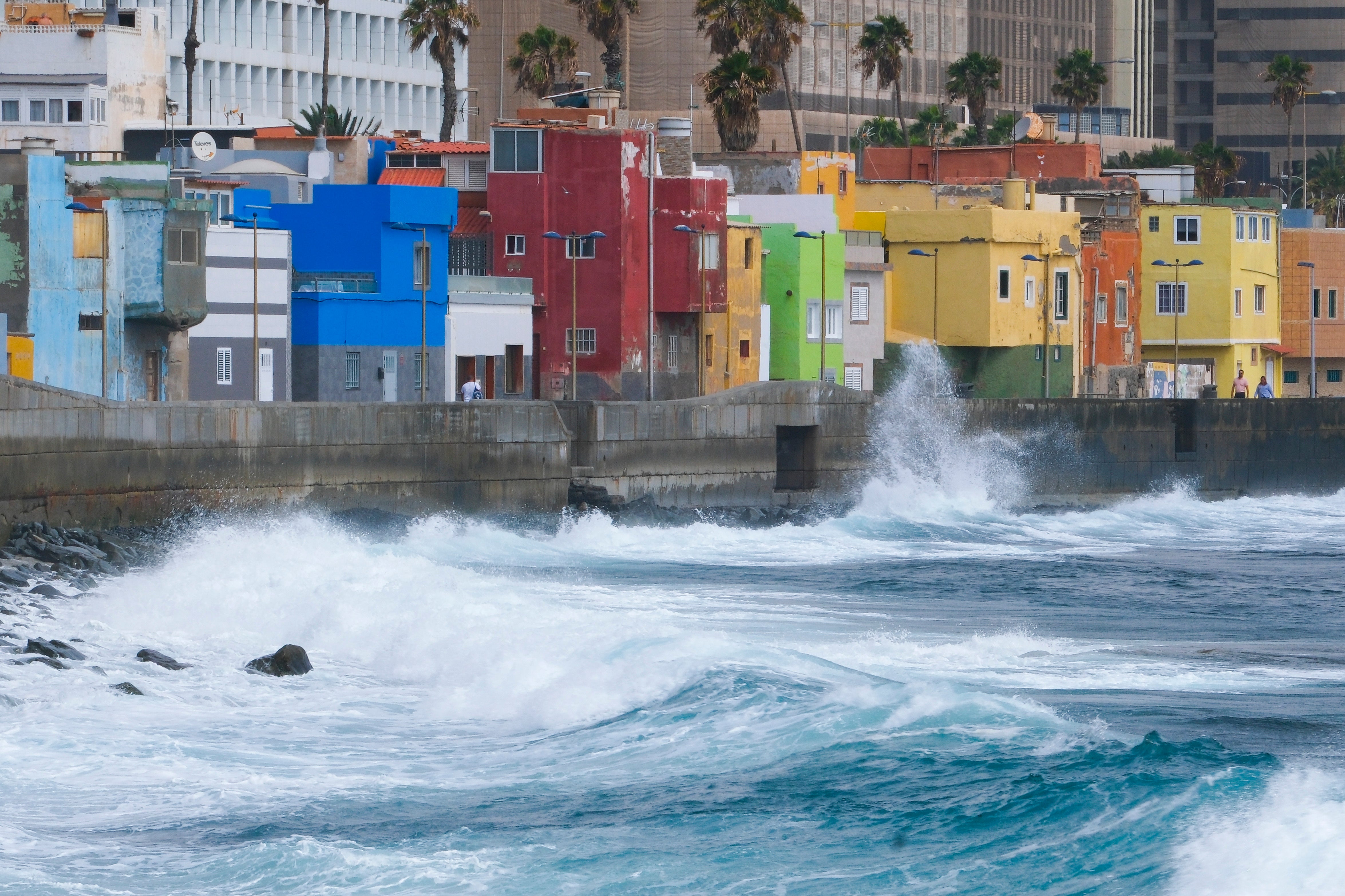 Las casas de San Cristóbal salpicadas por el mar.