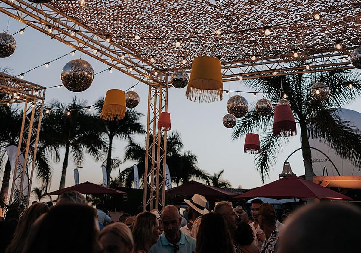 Imagen principal - Sunset Gloria despide el verano con música en vivo, barra libre y comida