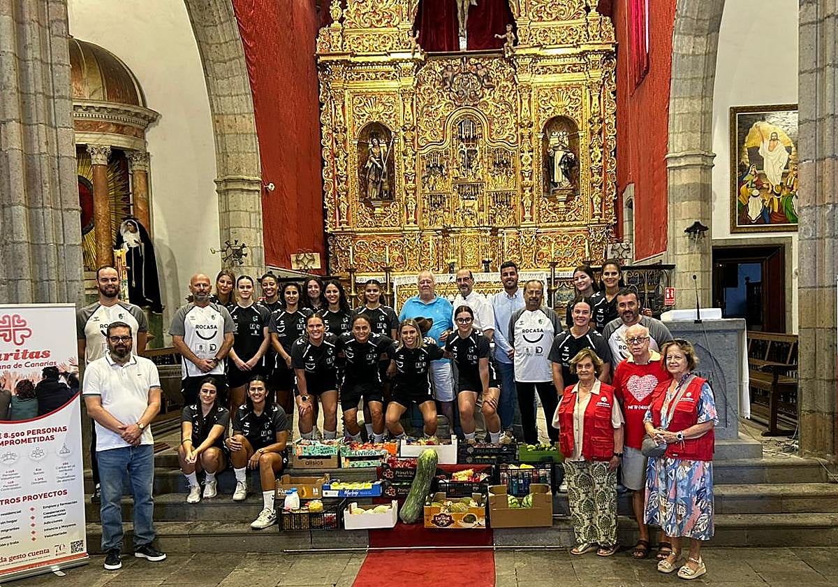 La plantilla del Rocasa, con el Santo Cristo de Telde.