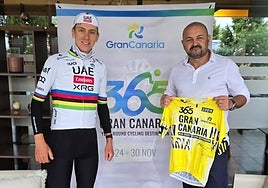 El ciclista Tadej Pogačar, junto al consejero de Turismo del Cabildo de Gran Canaria, Carlos Álamo.