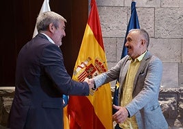 El presidente del Gobierno, Fernando Clavijo, saluda al secretario general de la UGT de Canarias durante la visita en Presidencia del Gobierno.