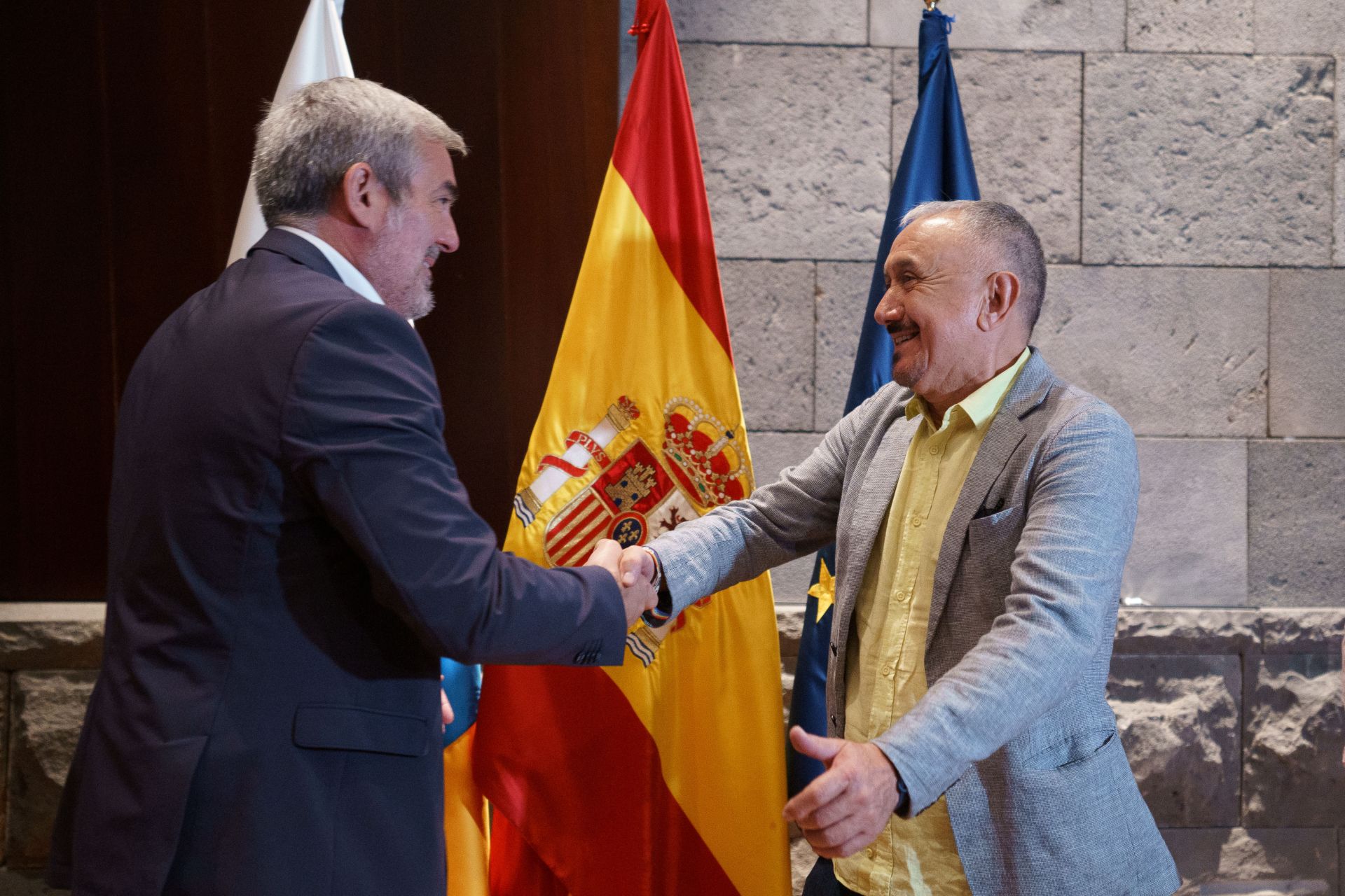 El presidente del Gobierno, Fernando Clavijo, saluda al secretario general de la UGT de Canarias durante la visita en Presidencia del Gobierno.