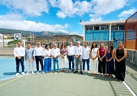 Foto de familia tras la firma del convenio para reconstruir el CEIP La Laguna.