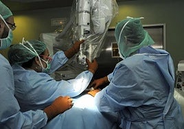 Imagen de archivo de una intervención quirúrgica en el hospital Doctor Negrín.