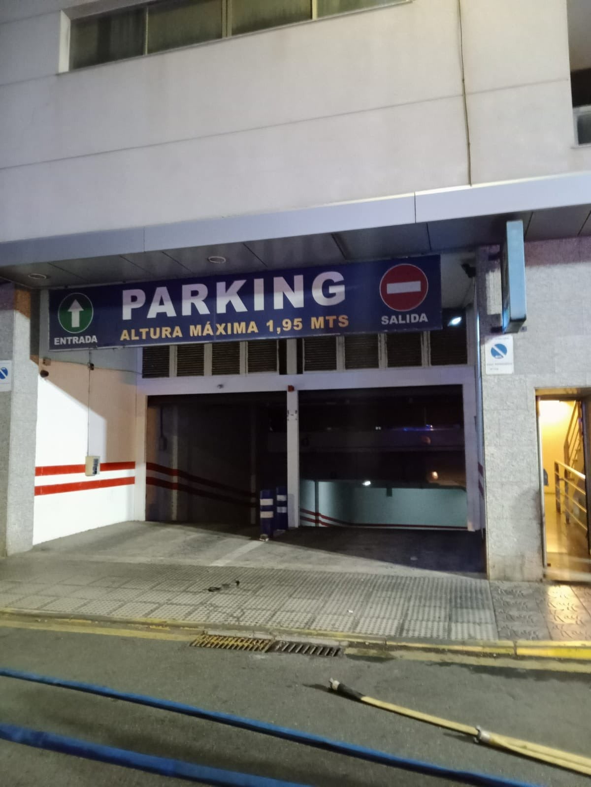 Imagen del acceso al párquin.