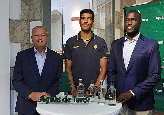 De izquierda a derecha: José Agustín Arencibia, Louis Labeyrie y Sitapha Savané.