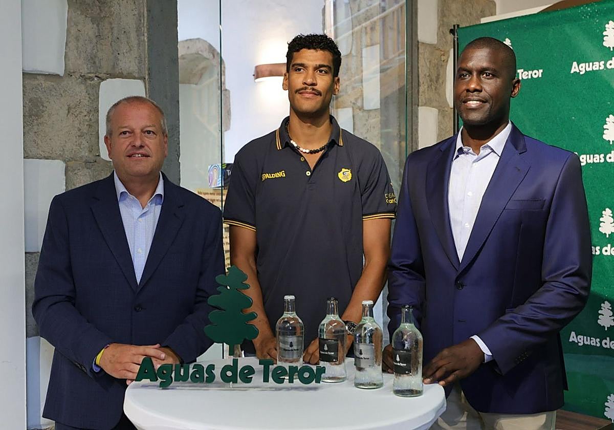 De izquierda a derecha: José Agustín Arencibia, Louis Labeyrie y Sitapha Savané.