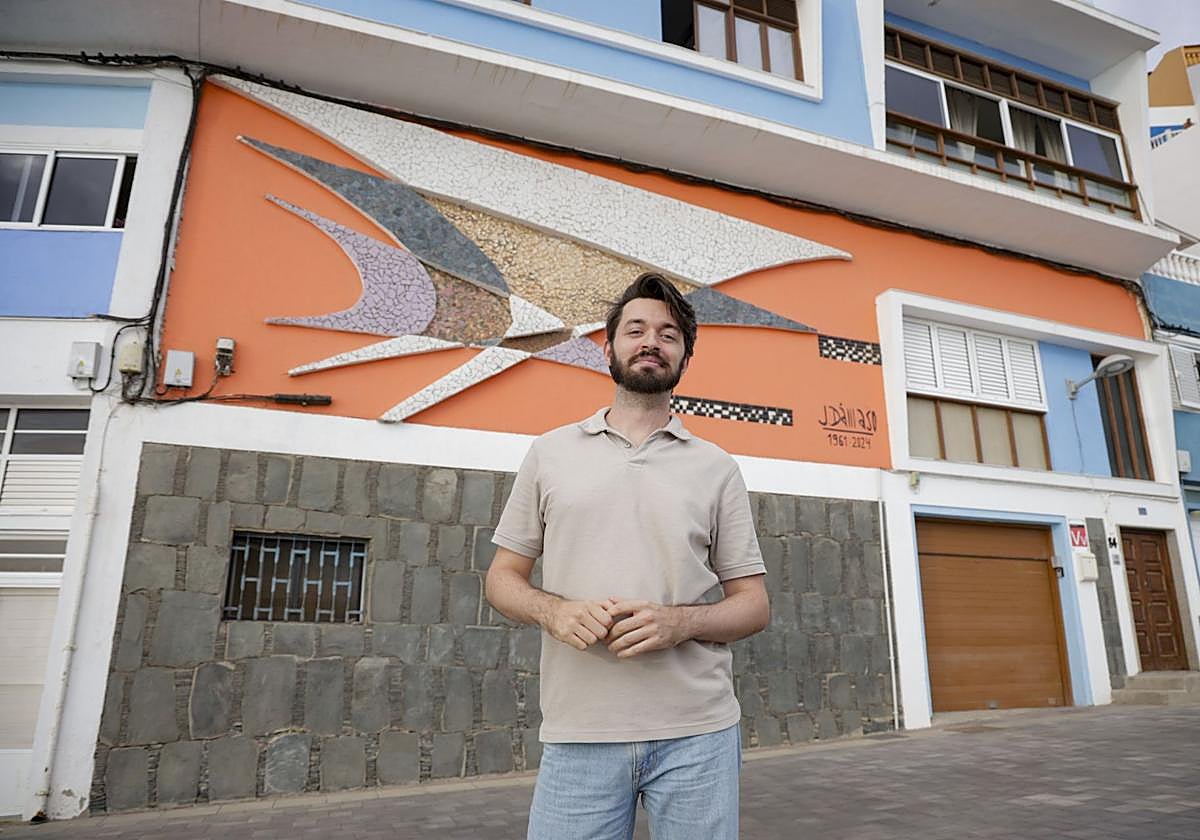 Carlos Delgado, historiador y pregonero de las fiestas de Sardina de Gáldar en 2024, delante del mural hecho por Pepe Dámaso.