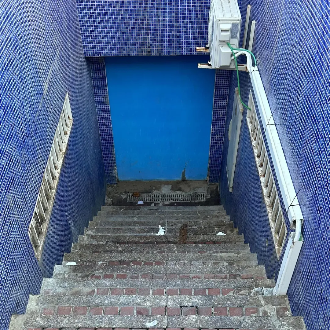 Las escaleras de acceso a uno de los puestos de trabajo acumulan basura, orines, vómitos y excrementos.