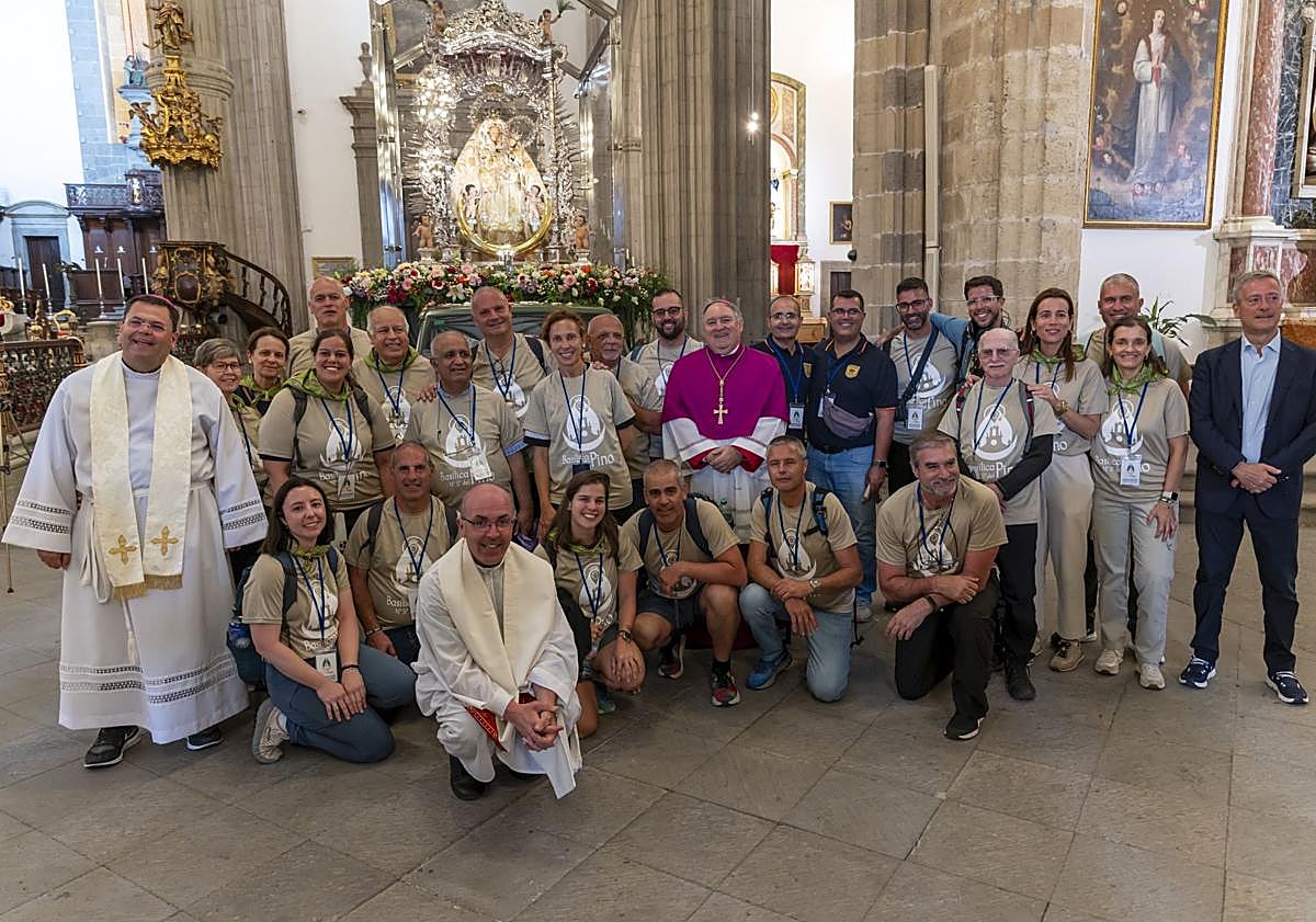 Imagen principal - Aririba, voluntariado de la basílica. Debajo, Manuel Reyes y Antonia Solanes.