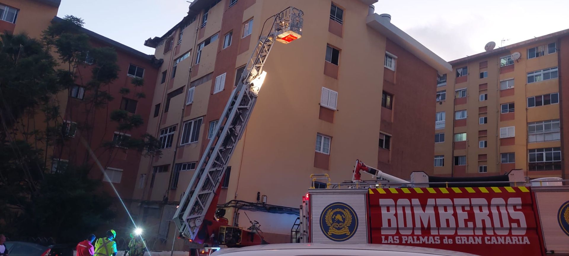 Imagen principal - La caída de escombros en un edificio de Escaleritas provoca daños materiales