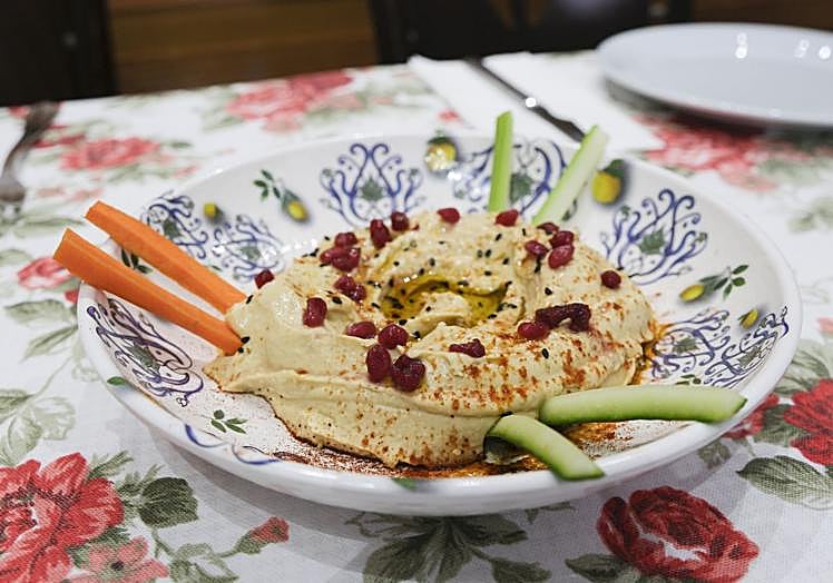Hummus con zanahoria y apio para acompañar.