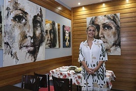 La dueña del local, Hande Bas, en el comedor de su restaurante.