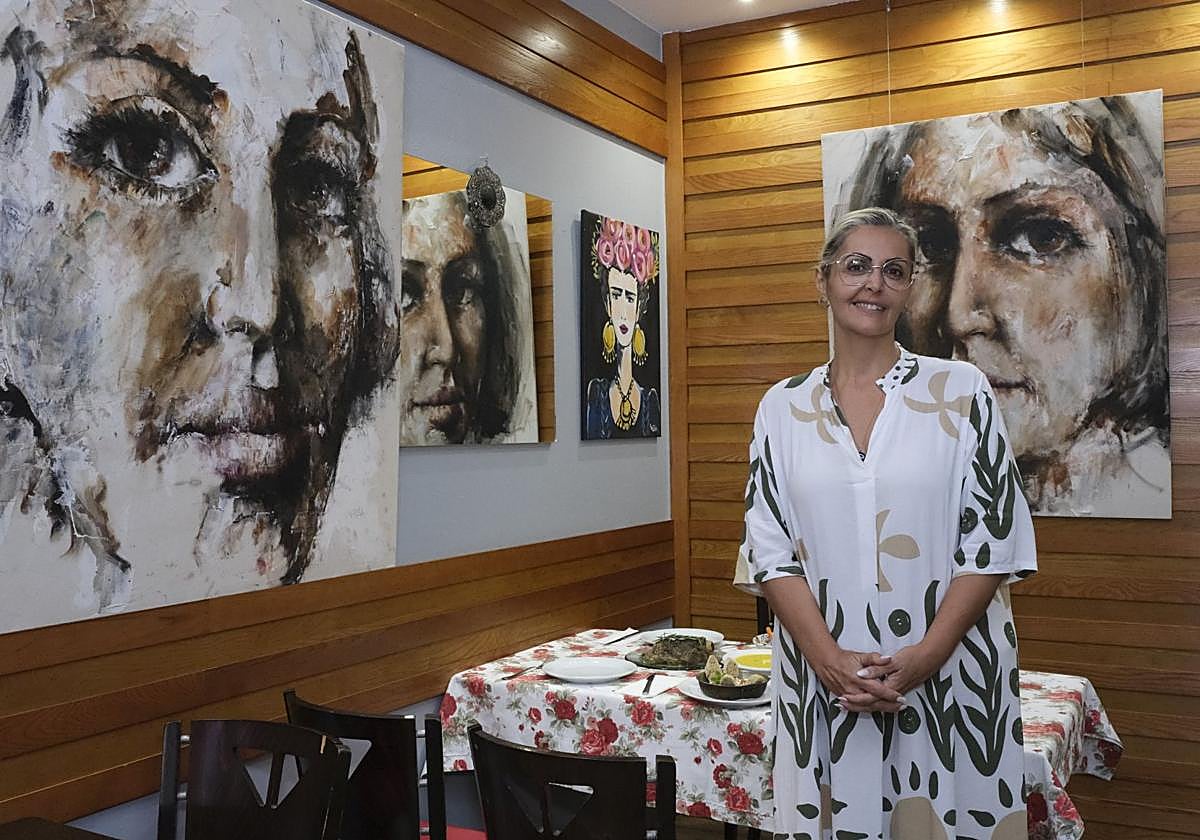 La dueña del local, Hande Bas, en el comedor de su restaurante.