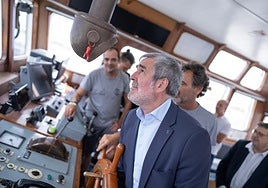 Fernando Clavijo en su visita este jueves al buque Open Arms.