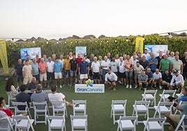 Participantes junto al consejero de Turismo, Carlos Álamo, anoche en Pasito Blanco.