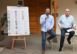 El alcalde, Juan Antonio Peña, y el edil de Cultura, Juan Martel, durante la presentación.