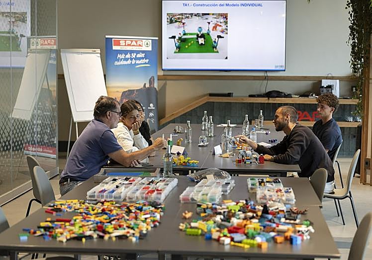 Becados de SPAR Gran Canaria en el taller de Lego Serious Play.