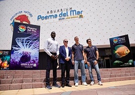 El presidente del Dreamland Gran Canaria, Sitapha Savané (i.), Christoph Kiessling (Poema del Mar), el base Ziga Samar y el director deportivo de la entidad amarilla, Willy Villar.