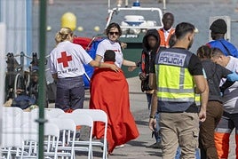 Imagen de archivo de un menor siendo atendido por