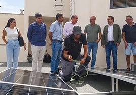 Visita a las instalaciones solares en edificios de Siete Palmas