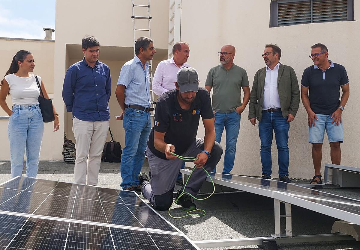 Visita a las instalaciones solares en edificios de Siete Palmas