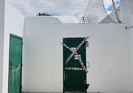 Exterior de la cancha, con precinto policial.