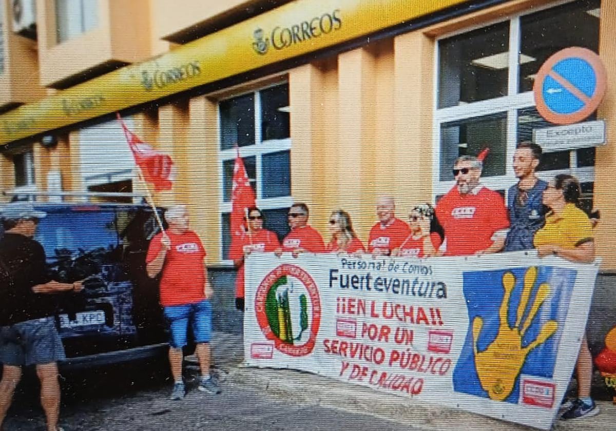 Protesta ante una sede de Correos.