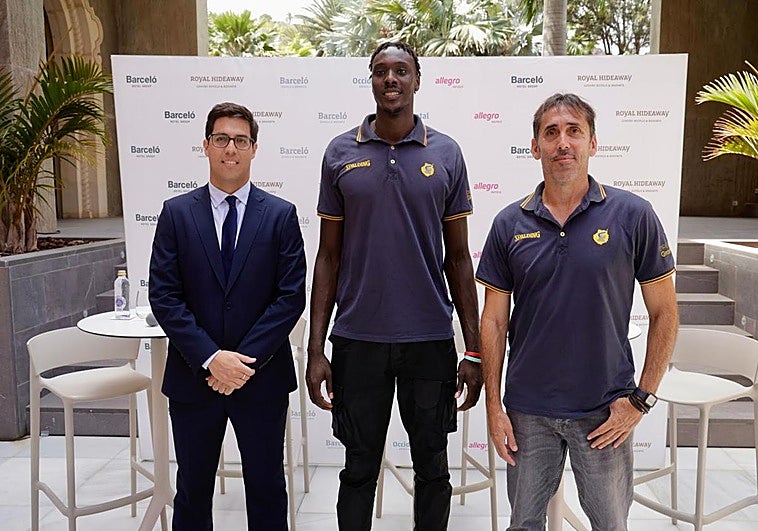 La presentación del pívot Kur Kuath (centro) se llevó a cabo en las instalaciones del Hotel Santa Catalina junto al subdirector, Fernando López (i.) y el director deportivo del CB Gran Canaria, Willy Villar.