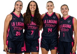 Las hermanas Natalia y Elena Rodríguez (ambas a la izquierda de la imagen), con la camiseta de las Titans.