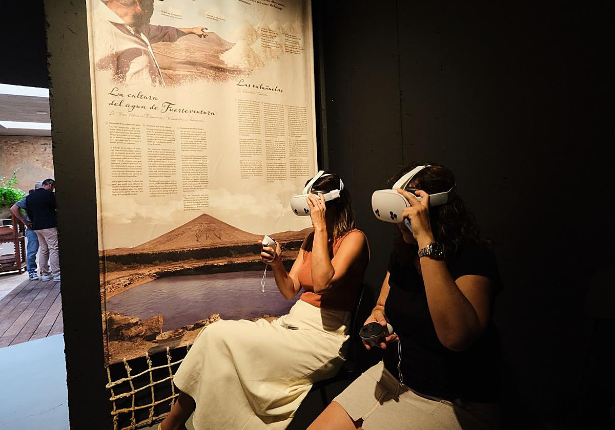 Visitantes conociendo la oferta cultural.