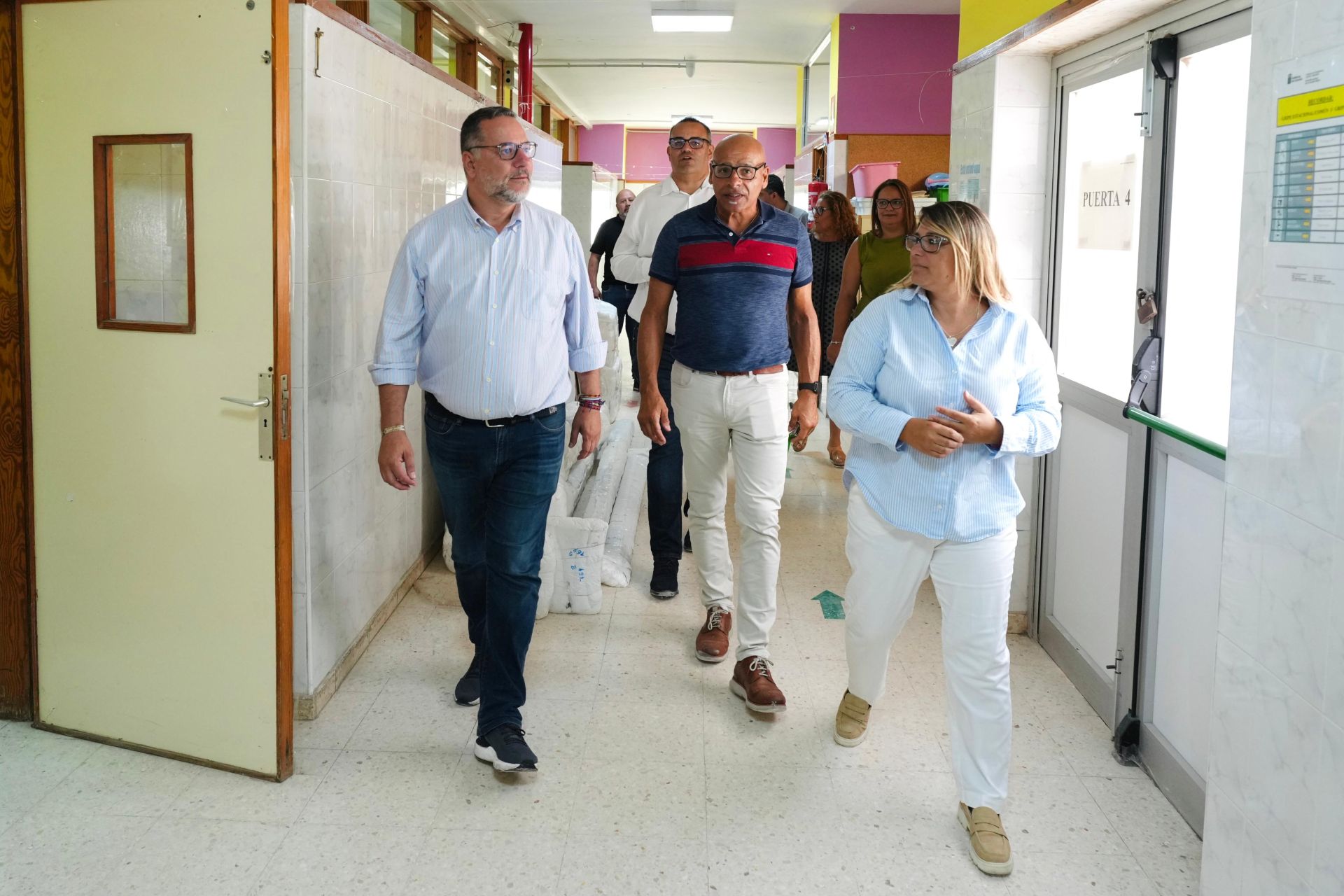 El consejero Poli Suárez y la alcaldesa de Ingenio, durante la visita al centro.