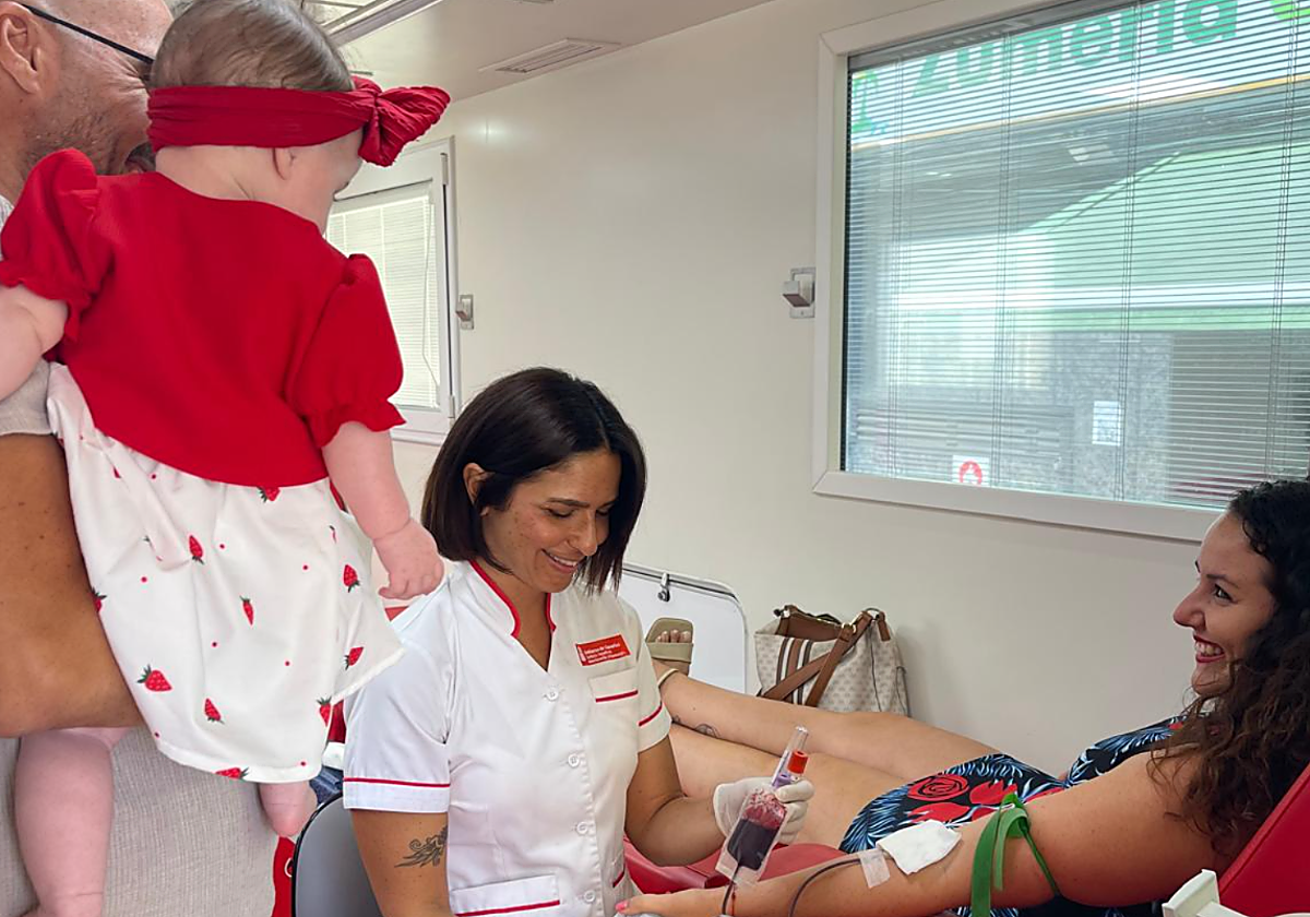 Donante y su familia en una unidad móvil de hemodonación.