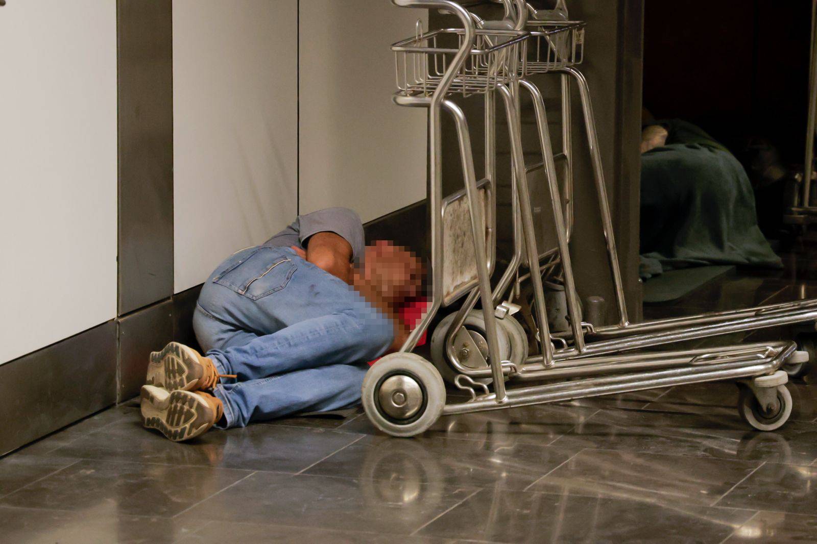 Personas sin techo buscan cobijo en el Aeropuerto de Gran Canaria