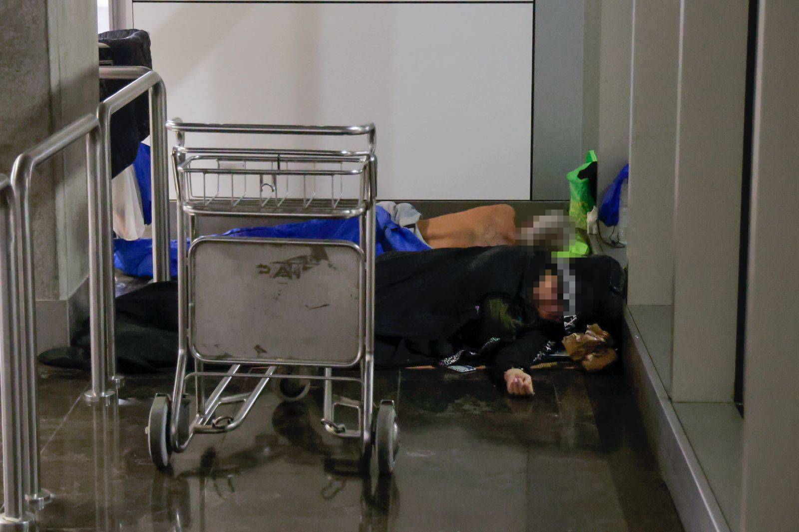 Personas sin techo buscan cobijo en el Aeropuerto de Gran Canaria