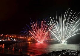 Espectáculo de fuegos artificiales en la playa de Melenara.