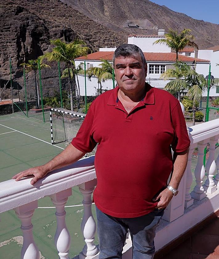 Imagen secundaria 2 - 1. Bar Perdomo, único establecimiento abierto en todo el pueblo. Recibe a miles de turistas año tras año. 2. Milagrosa Martín, presidenta de la asociación de vecinos. 3. Juan Manuel Torres, vecino y trabajador del Risco.