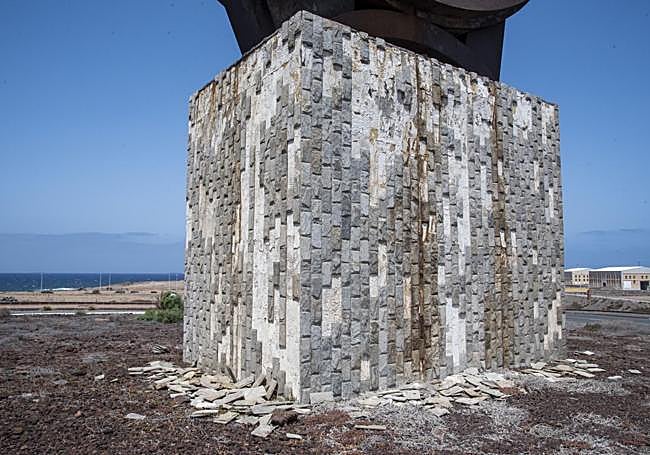 Piezas desprendidas del pedestal de la escultura.