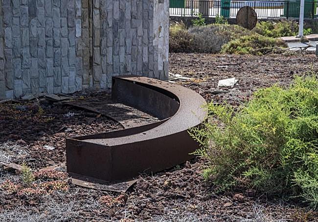 La rotonda en la que se ubica la escultura conserva los restos de su desgaste.