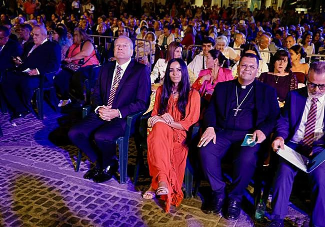 Raquel del Rosario entre el alcalde y el obispo auxiliar de la Diócesis de Canarias.